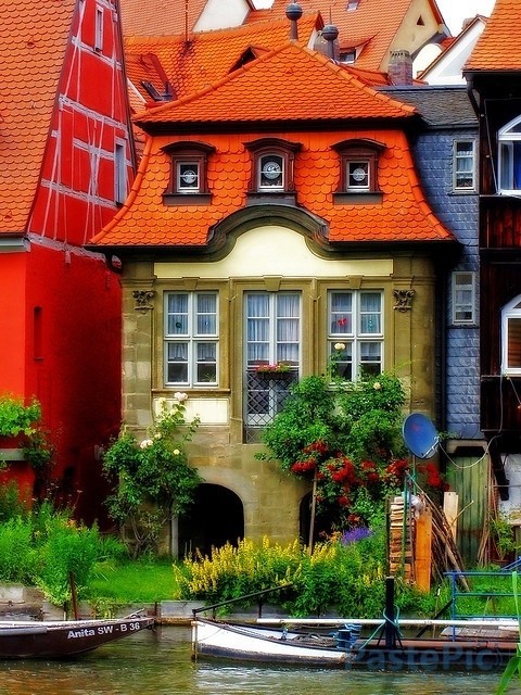 5---o9VcDpS---Colorful-buildings-in-Bamberg-Bavaria-Germanya56fe874a2c7d77d.jpg