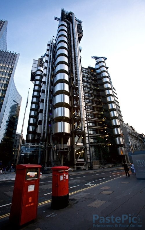 8---9L0aYtf---Amazing-Lloyds-building-London566ee13f314db560.jpg