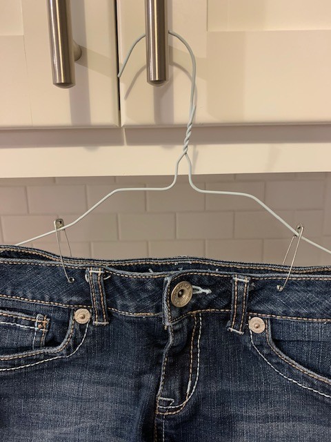 Hanging-Pants-YES-226e521cbe29bdef9.jpg